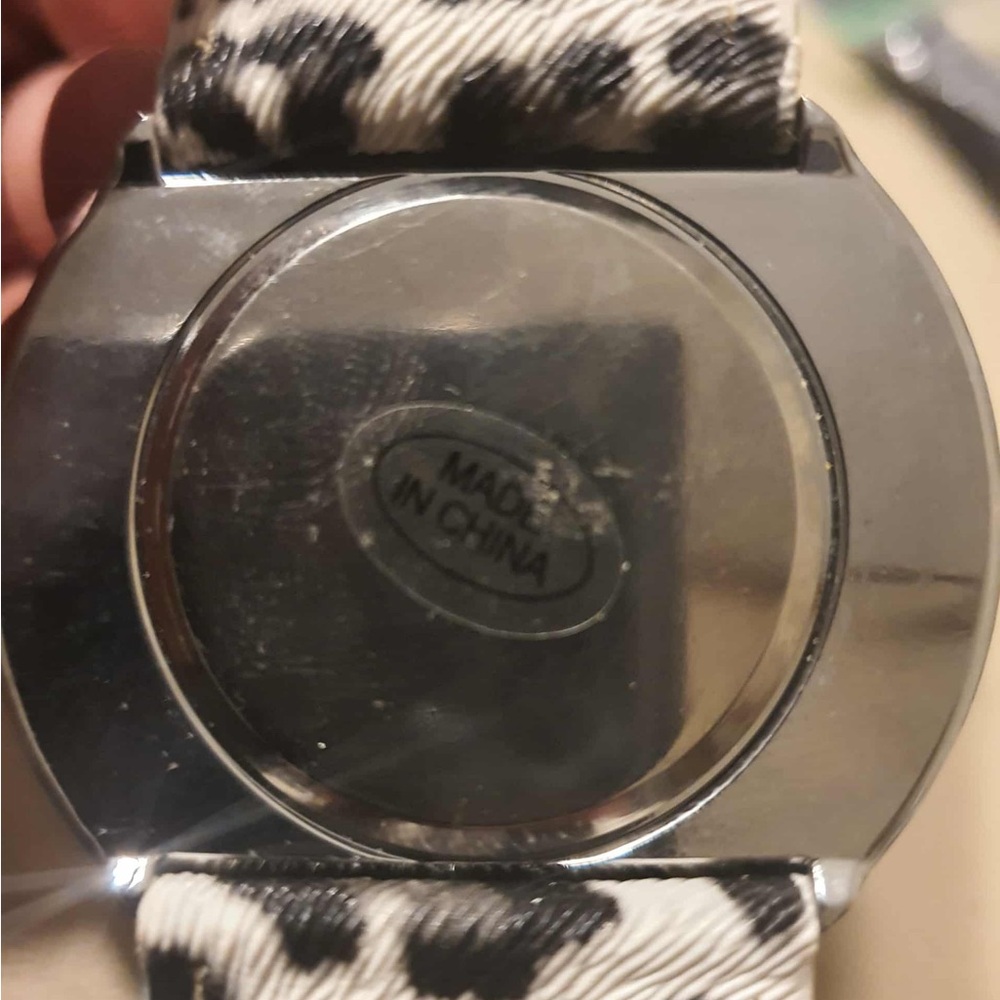 🦋10/$20🦋 Silver/Black Rhinestone Women's Watch w/Cheetah Print Band - Picture 5 of 5
